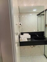 Bañera y ducha independientes, secador de pelo, batas, pantuflas