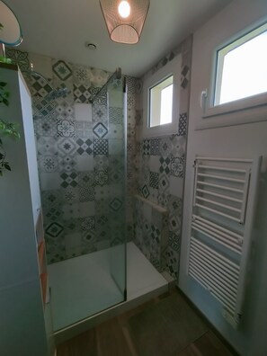Chuveiro, secador de cabelo, toalhas de banho, papel higiênico