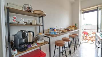 Großer Kühlschrank, Mikrowelle, Geschirrspüler