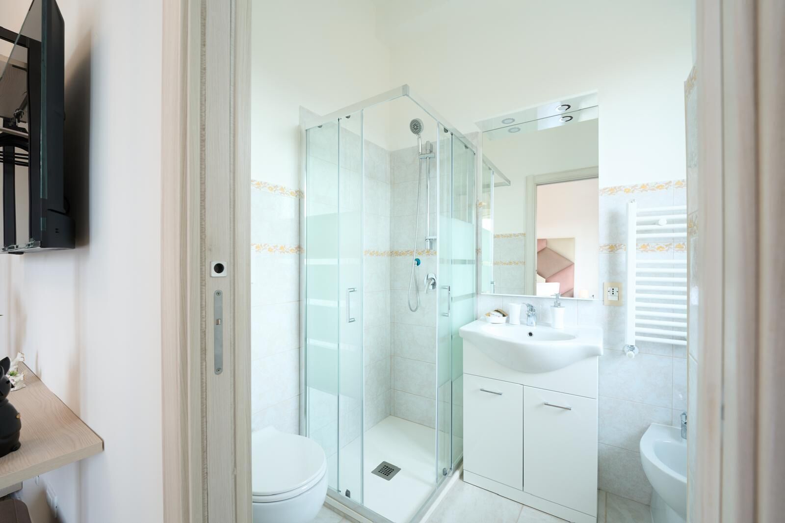 Een douche, gratis toiletartikelen, een haardroger, pantoffels