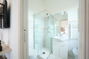 Suihku, ilmaiset hygieniatuotteet, hiustenkuivaaja, tohvelit