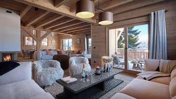 Fernseher, Kamin, Videospiele, Stereoanlage