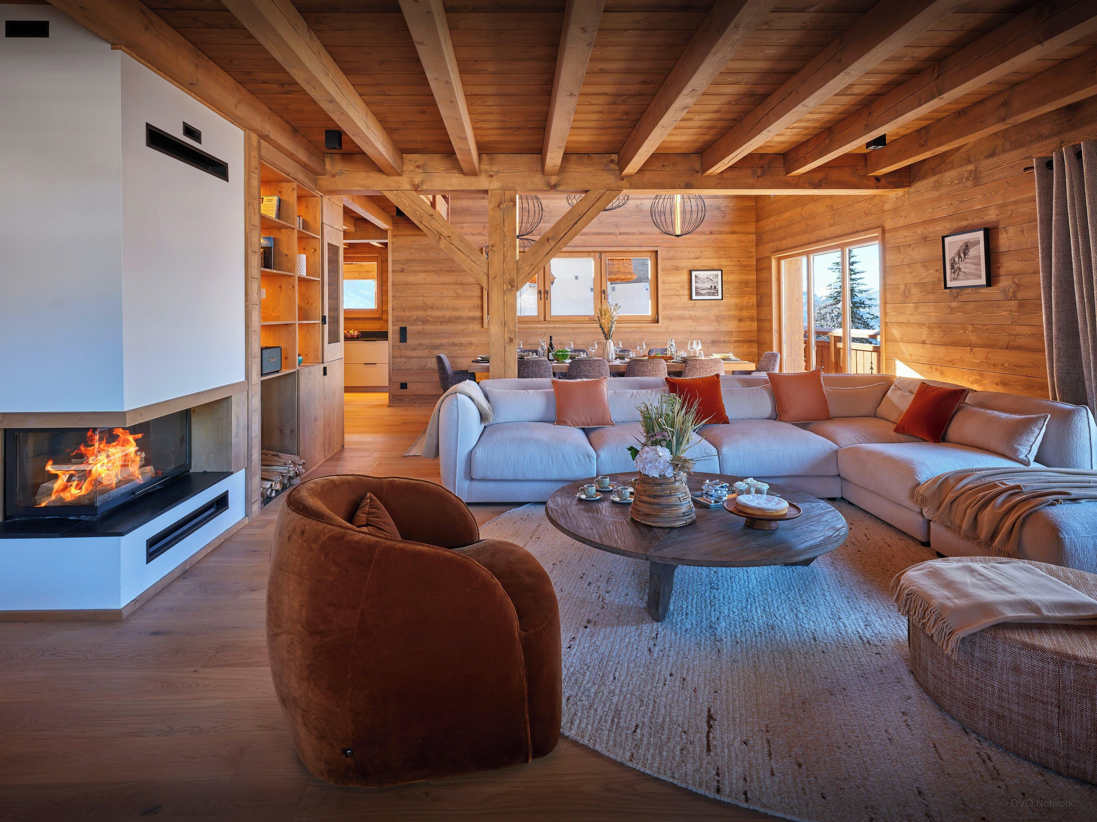 Tv, eldstad, tv-spel och en stereo