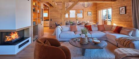 Tv, eldstad, tv-spel och en stereo