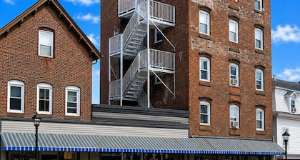 Fall River Stay Stylish 2BR • Free Parking