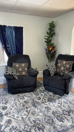 Interior - Fall River Stay Stylish 2BR • Free Parking (Fall River)