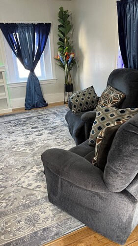 Cozy 2-bedroom apartment in beautiful Fall River with WiFi