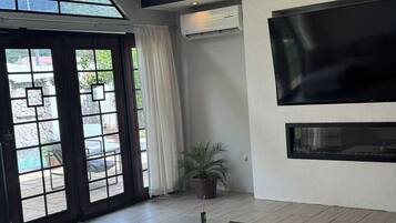 Smart-tv och eldstad