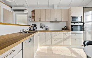 Kylskåp, spishäll, diskmaskin och kaffe- och tebryggare