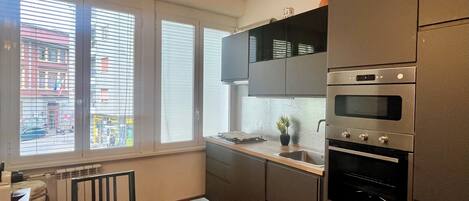 Een oven, een kookplaat, een vaatwasser