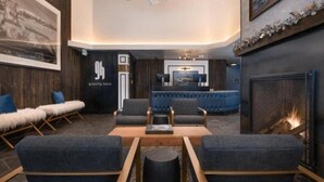 Eine moderne Lobby mit Empfangsbereich, Sitzgelegenheiten und Kamin.