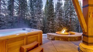 A hot tub and fire pit in a forested area. - Breck_rocky_mtn_lodge (Breckenridge)