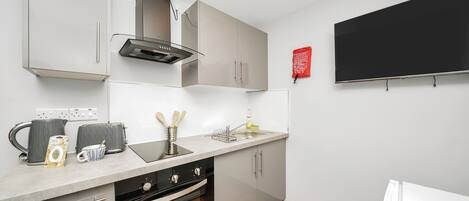 冷蔵庫、電子レンジ、オーブン、コンロ