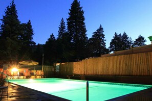 Seasonal outdoor pool - Sleepy Hollow Cabins and Hotel (Crestline)
