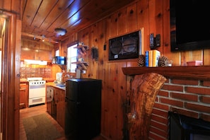 Cabin: Pine Hut | Private kitchen - Sleepy Hollow Cabins and Hotel (Crestline)