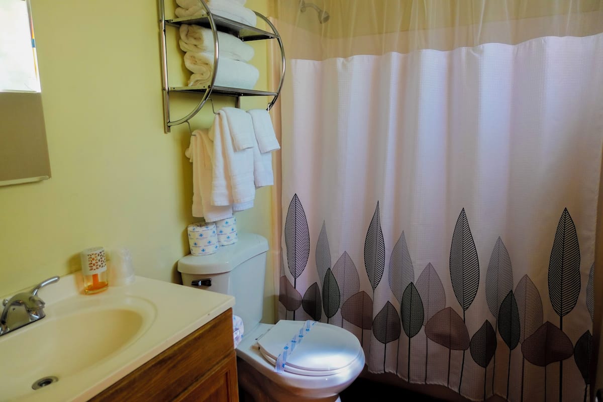 Ein Badezimmer mit Toilette, Waschbecken und Handtuchhalter.