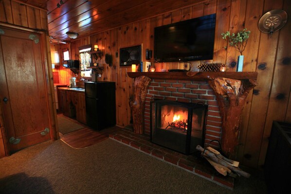 Cabaña Club | Área de sala de estar | Televisión de pantalla plana 