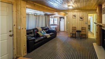 Cabane Ăconomique | Coin sĂ©jour | TĂ©lĂ©vision Ă Ă©cran plat