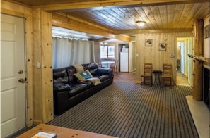 Economy Cabin | Ruang tamu | TV skrin rata 