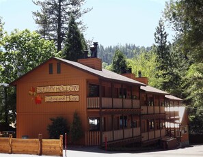 Front of property - Sleepy Hollow Cabins and Hotel (Crestline)