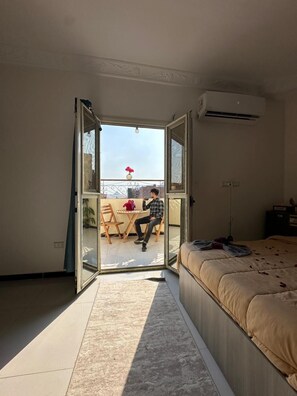 Egyptian cotton sheets, premium bedding, down duvets, in-room safe - Anubis pyramds (Giza)