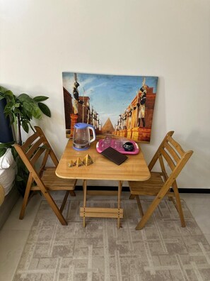 Egyptian cotton sheets, premium bedding, down duvets, in-room safe - Anubis pyramds (Giza)