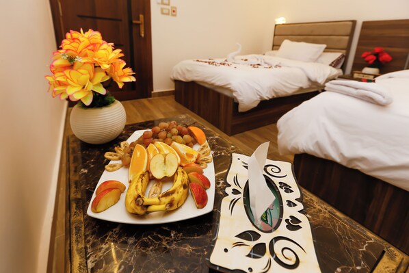 ملاءات من القطن المصري وأغطية فراش متميزة وألحفة محشوة بالريش