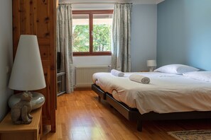 4 chambres, fer et planche à repasser, Wi-Fi gratuit, draps fournis