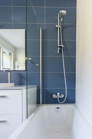 Shower, hair dryer, towels - SEVRIER, Maison , VUE Panoramique sur le lac et montagnes, 8pers (Sévrier)