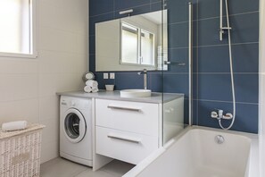 Dusche, Haartrockner, Handtücher