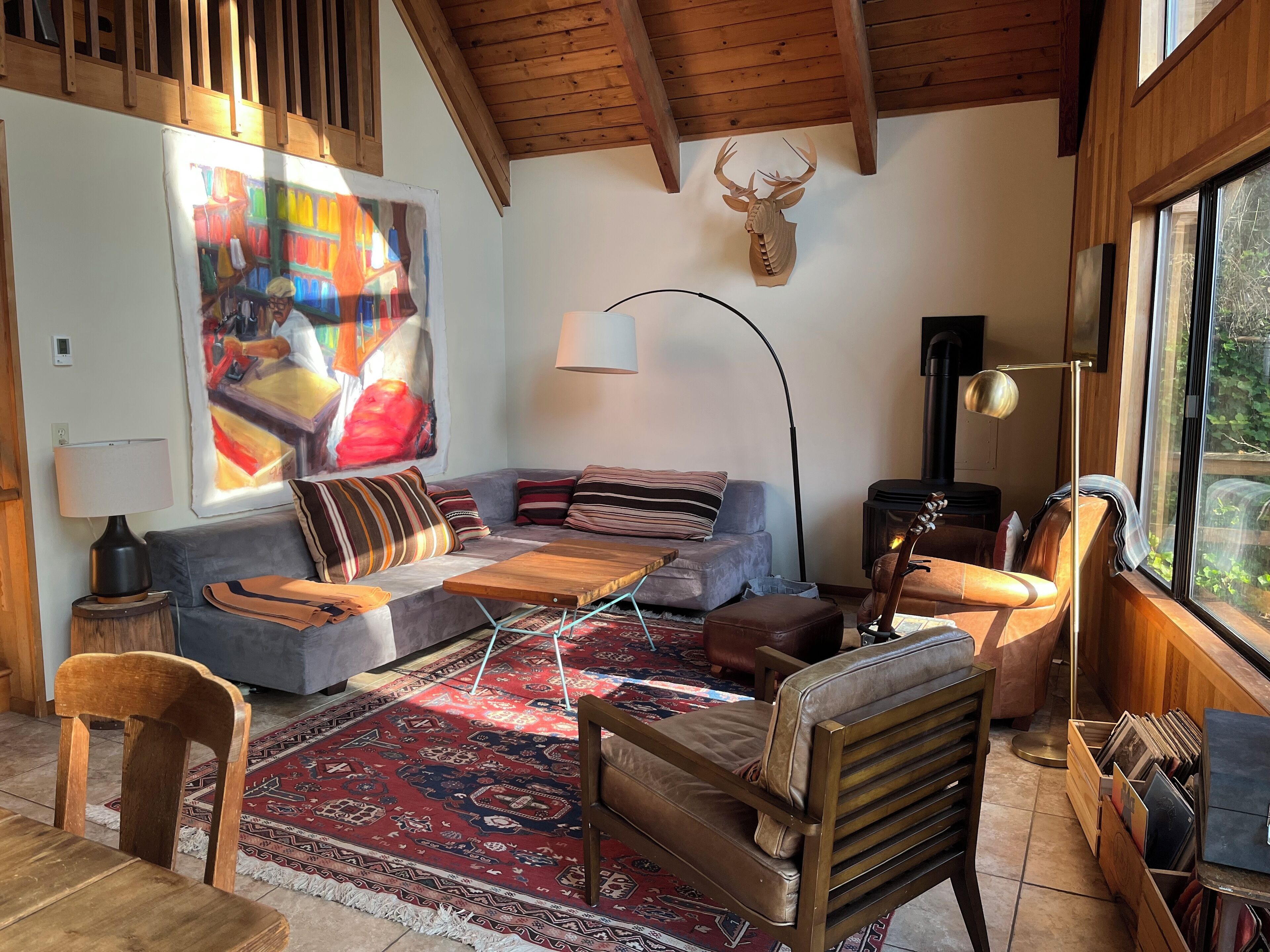 Cheminée, livres, médiathèque, chaîne hi-fi