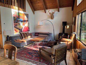 Una chimenea, libros, una biblioteca de música, un reproductor estéreo