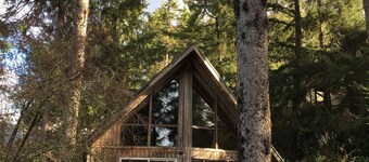 Sunny Cabin in Manzanita on the Oregon Coast, 5 min. walk by trail to the beach