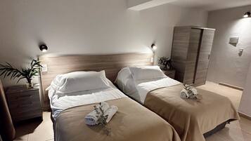 Quarto casal clássico | Banheiro | Chuveiro, toalhas de banho, sabonete, shampoo