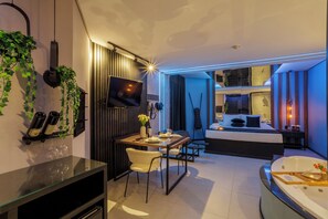 Habitación Premium | Zona de estar | Televisión de 40 pulgadas con canales por cable, un altavoz inteligente