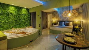 A modern bathroom with a green wall, a large bathtub, and a glass-enclosed shower area. - Medieval Motel SPA (Porto Alegre)