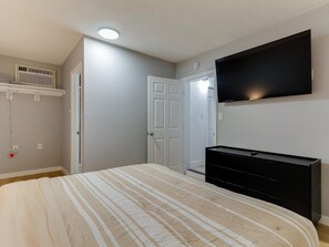 3 bedrooms, desk, iron/ironing board, travel crib