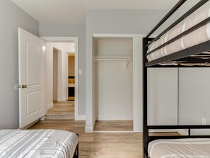 3 quartos, escrivaninha, ferros/tábuas de passar roupa, berço de viagem