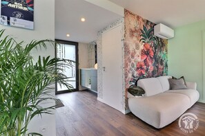 TV, books, stereo - My Cottage in Canada (GOSNE)