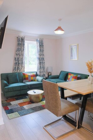 TV - Luxurious, spacious 5bedroom house in a quiet neighbourhood with Free Parking (Swindon)