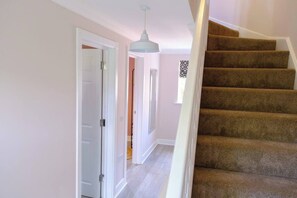 Interior - Luxurious, spacious 5bedroom house in a quiet neighbourhood with Free Parking (Swindon)