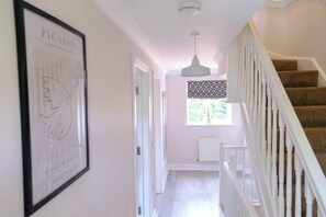 Interior - Luxurious, spacious 5bedroom house in a quiet neighbourhood with Free Parking (Swindon)