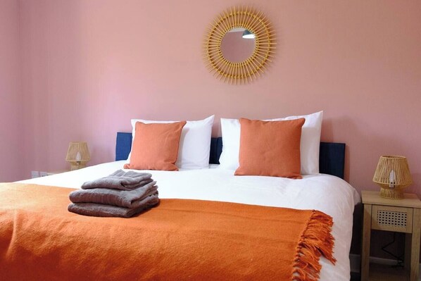 5 bedrooms, free WiFi, bed sheets - Luxurious, spacious 5bedroom house in a quiet neighbourhood with Free Parking (Swindon)