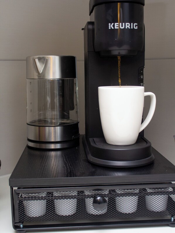 Keurig-kahvinkeitin, jonka pohjassa on valkoinen muki.