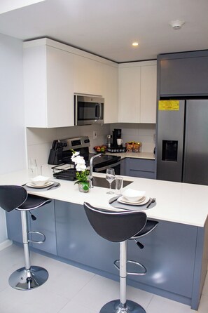 Microwave, oven, stovetop -  Premium Studio with Pool View (Mandeville)