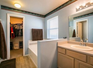 Hårføner, håndklær, såpe og toalettpapir