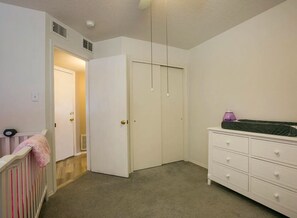 Interior - 3-bedroom house in awesome Albuquerque with WiFi, AC (Albuquerque)