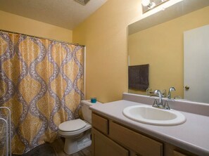 Secadora de cabello, toallas, jabón, papel de baño 