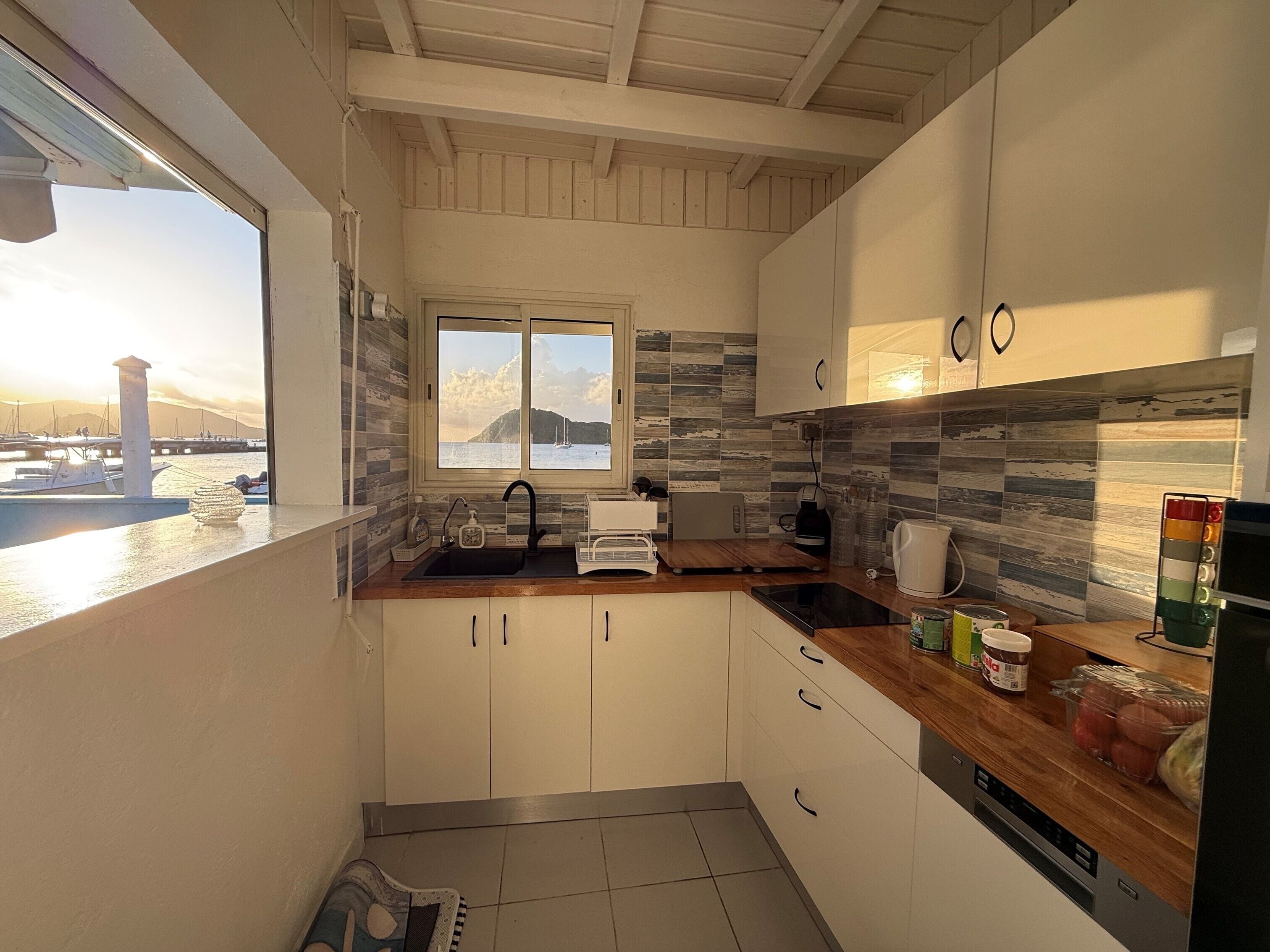 Townhouse Klasik, 2 kamar tidur, Bebas Asap Rokok, pemandangan laut | Dapur pribadi