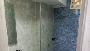 Ein Badezimmer mit Toilette, Waschbecken und Dusche.